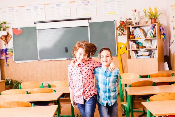 Amizade do menino e uma menina na escola — Fotografia de Stock