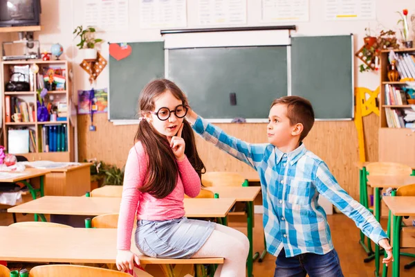 Kennismaking met een nieuwe schoolmeisje — Stockfoto