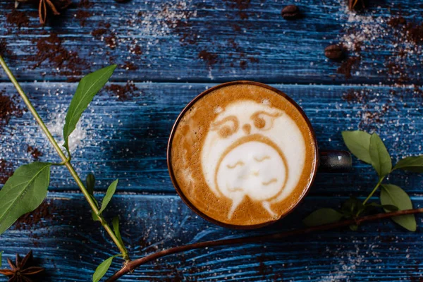 Xícara de café com um monte de bela arte latte . — Fotografia de Stock