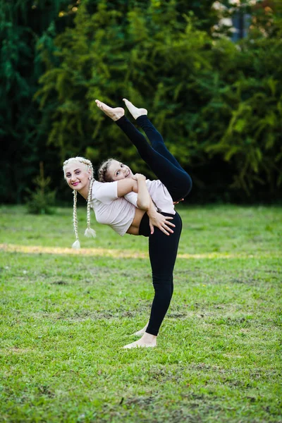 Sportig mor och hennes dotter gör sport — Stockfoto