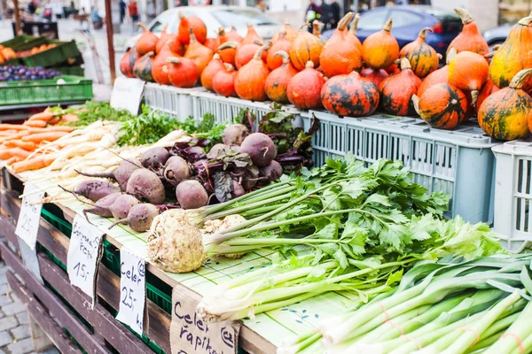 Contadores con verduras frescas en el mercado callejero de Praga . —  Fotos de Stock