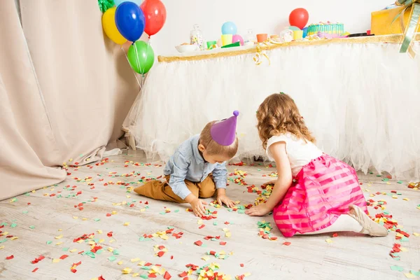 Fira födelsedagsfest med konfetti — Stockfoto