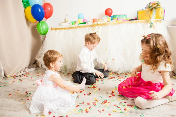 Adoráveis crianças bonitas estão jogando no chão — Fotografia de Stock