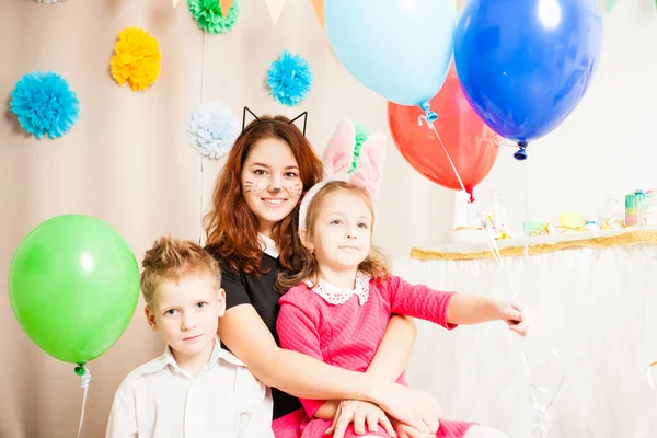 멋진 아이 들과 함께 애니메이터 baloons 놀으십시오 — 스톡 사진