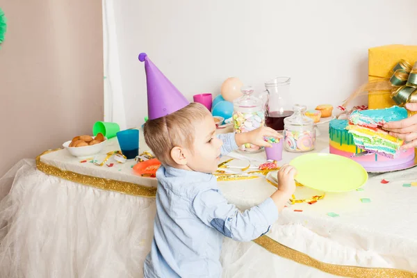 El chico quiere ser el primero que probará sabroso pastel — Foto de Stock