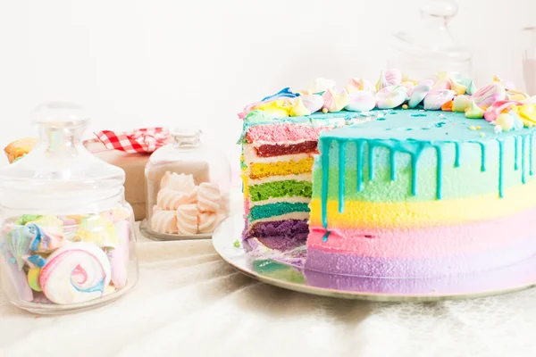 Gâteau d'anniversaire incroyable avec d'autres bonbons — Photo