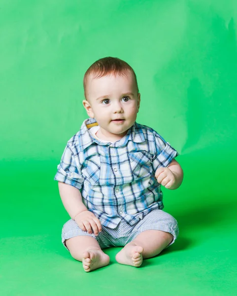 正面を向いて床に座って笑顔の赤ちゃん — ストック写真