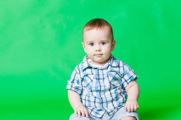 Портрет маленького мальчика, смотрящего в камеру — стоковое фото