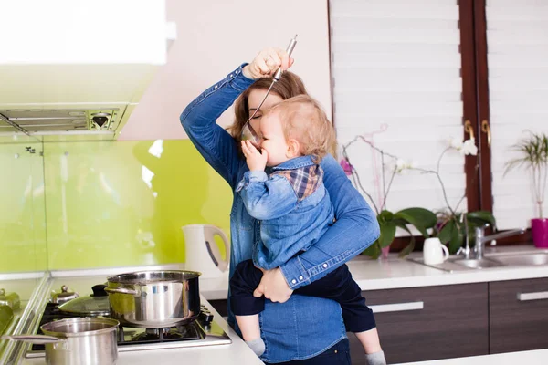Madre y su pequeño hijo cocinando juntos —  Fotos de Stock