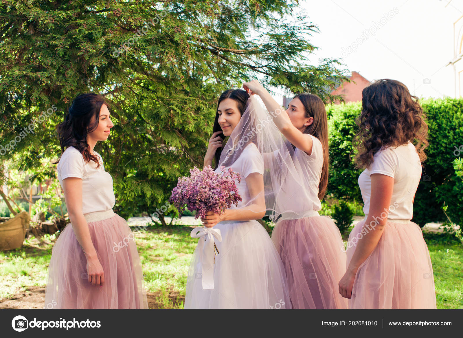 Girlfriends dress up the bridal veil to bride \u2014 Stock Photo