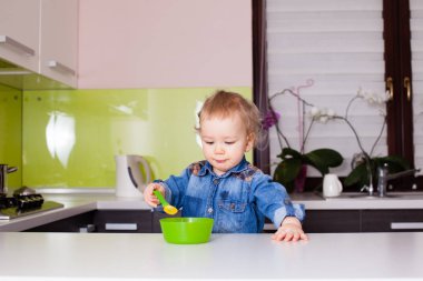 Bebek Çocuk kaşık ile kendini yemek yiyor
