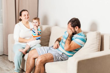 Çift evde kanepede oturan ve söz.