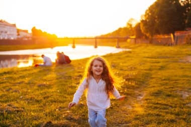 Kız mutluluk yolunda çalışıyor