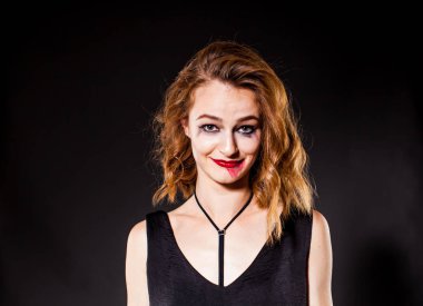 Sarhoş Kızıl saçlı olan kadın lekeli bir makyaj.