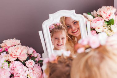 Anne ve kızı aynaya bak