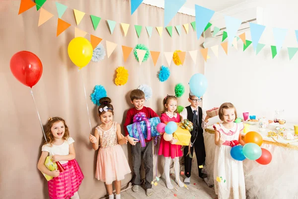 Boldog gyerekek jöttek, hogy a születésnapi partiján — Stock Fotó