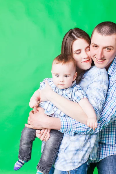 Молодой семейный портрет изолирован на зеленом фоне — стоковое фото