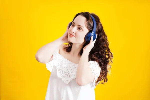 Schöne tanzende junge Frau, die Musik hört — Stockfoto