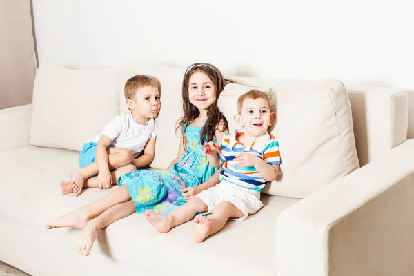 白色现代沙发上漂亮孩子的照片. — 图库照片