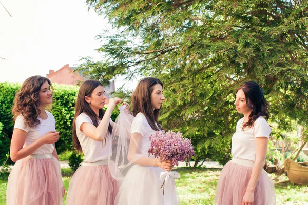 Brautjungfern bereiten die Braut auf die Hochzeit vor — Stockfoto