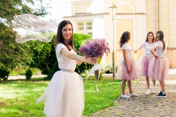 La mariée rencontre des demoiselles d'honneur sur la fête des poules — Photo