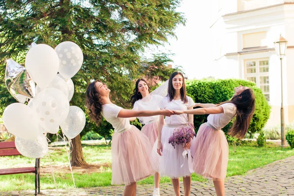 Die Braut verlässt Freundinnen für das Familienleben — Stockfoto
