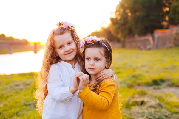 Two pretty young girls making heart from — Stock Photo, Image