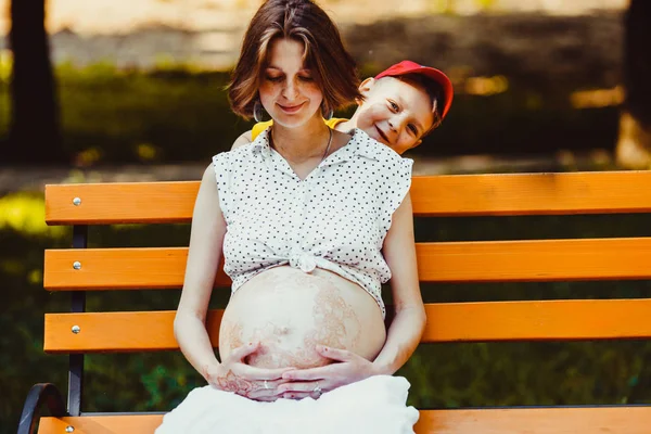 Ritratto di giovane donna incinta con suo figlio — Foto Stock