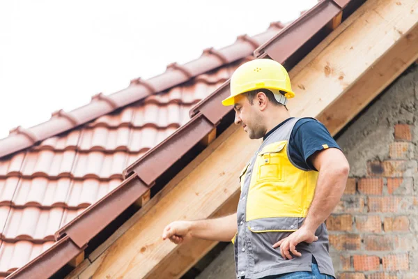 The engineer manages the construction process — Stock Photo, Image