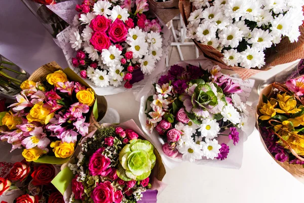 Beaucoup de bouquets de fleurs colorées, affaires de fleuriste . — Photo