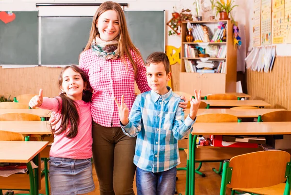 Friendship between the teacher and the pupils — Stock Photo, Image