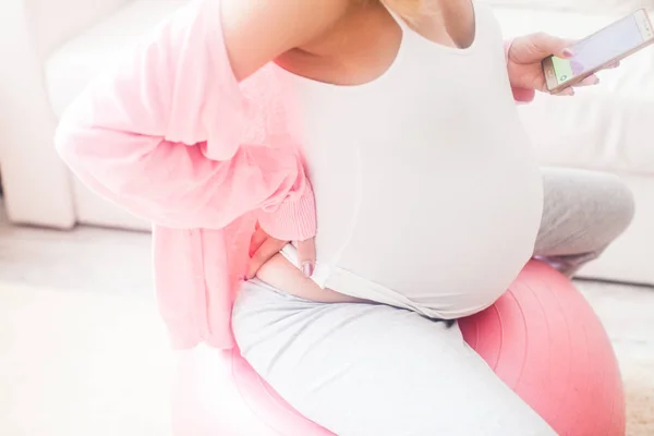 Embarazada mujer en fitball — Foto de Stock