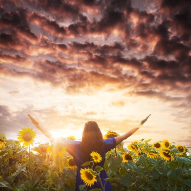 Gün batımından üzerinde kaldırdı elleriyle kadın