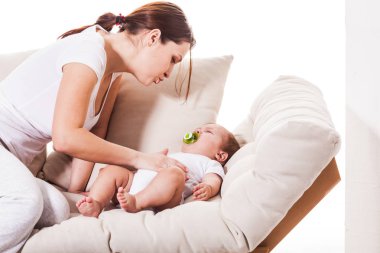 Yas tutan bebeğin anne yanında