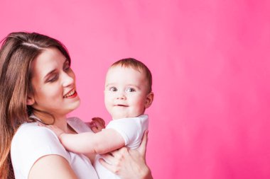 Şirin anne bebeğine gülümseyen