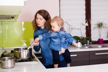 Anne ve oğlu mutfakta çorba pişirme