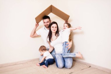 Belgili tanımlık sığınak altında genç Aile