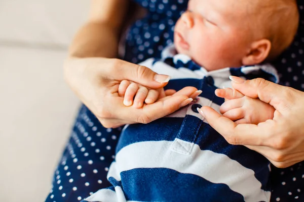 Close view of newborn babys hands — Stock Photo, Image