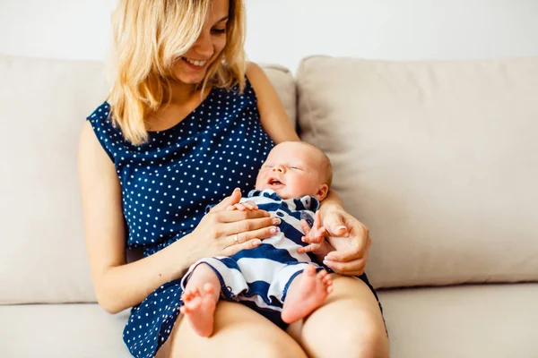 Мама держит новорожденного ребенка на коленях — стоковое фото