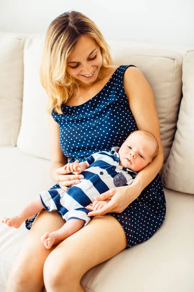 Retrato de madre feliz y su bebé de 3 meses — Foto de Stock