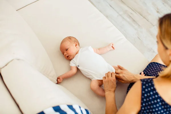Портрет на новорожденном ребенке на диване — стоковое фото