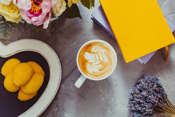 Kopje cappuccino van lavendel — Stockfoto