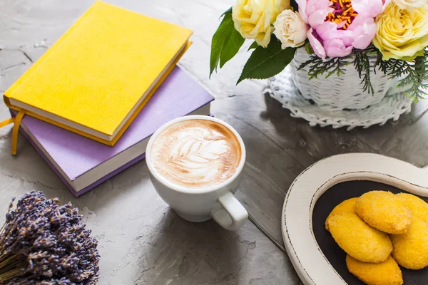 Cup of lavender cappuccino — Stock Photo, Image