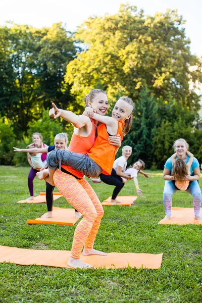Yoga met kinderen — Stockfoto
