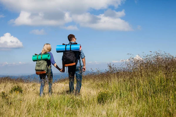 Romantische kus onderweg — Stockfoto