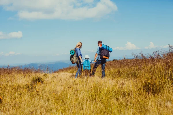 Aile hiking seyahat — Stok fotoğraf