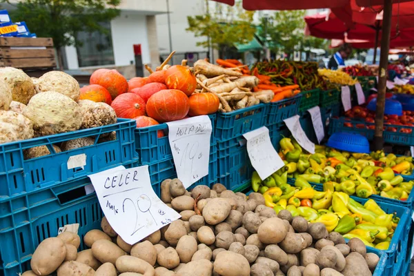 Skrzynki plastikowe z ziemniakami, papryki i innych warzyw na ladzie. — Zdjęcie stockowe