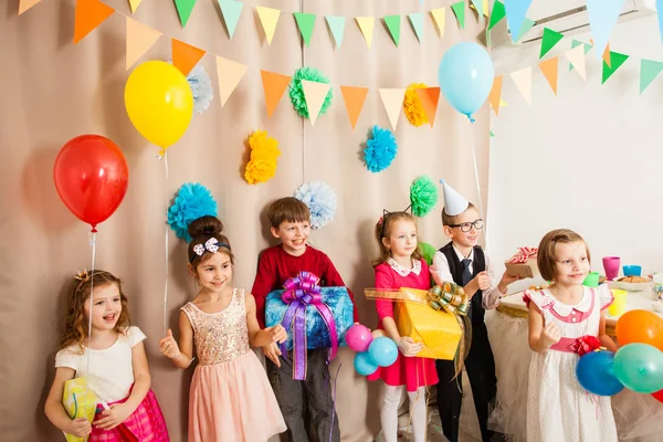 Barn är glada att vara på b-day party — Stockfoto