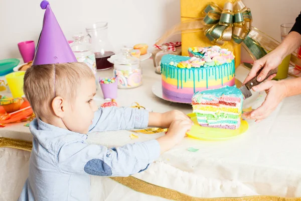 O menino quer ser o primeiro que vai tentar bolo saboroso — Fotografia de Stock