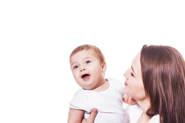 Anne bebeğini tutuyor. — Stok fotoğraf